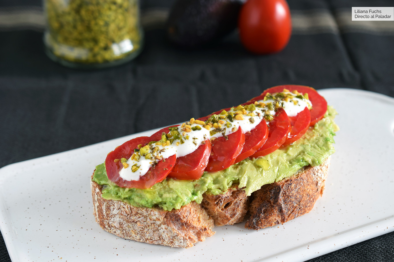 Tostada con aguacate y tomate